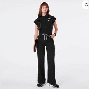 Figs Rafaela Cargo Wide Leg ScrubJumpsuit™
// Size SPetite